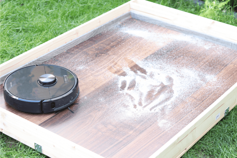 Der Roborock S6 im Test Areal bei der Beseitigung von Sand auf einem Hartboden